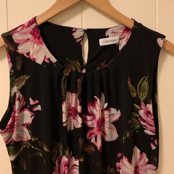 Sleeveless Blouse - Picture 2 of 4